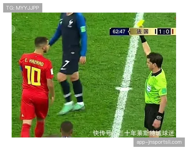 裁判如何判定抢门将手中球是否构成犯规？规则全解析