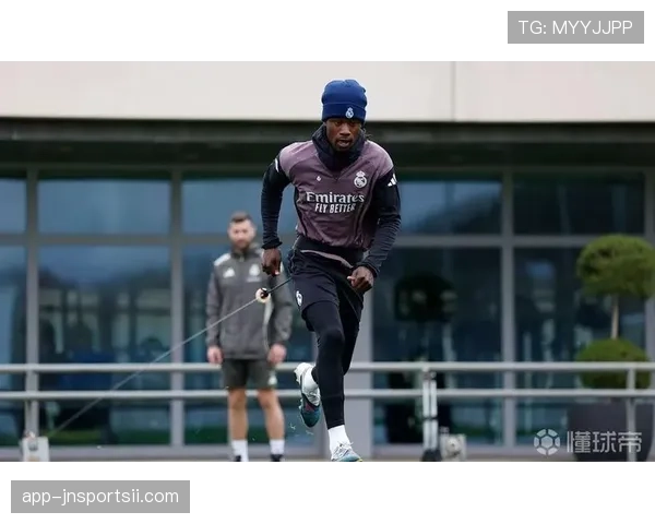 卡马文加改打边后卫是否浪费其中场全能价值？