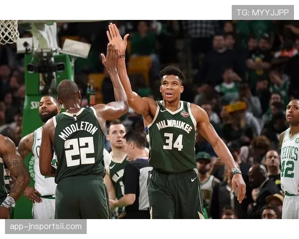 米德尔顿助字母哥无球跑位拉空位，三分效率低于上季