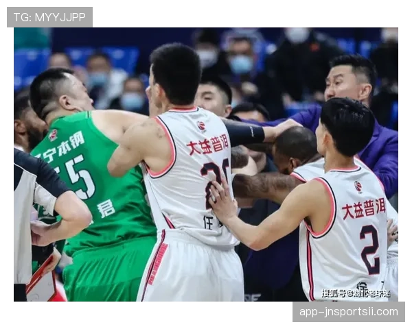 身体冲撞判罚：合法肩撞与犯规的三项判定标准